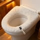 thumbnail image 4 of Cojín grueso para asiento de inodoro con estampado floral pequeño de piel sintética y asas. Asiento de inodoro de felpa., 4 of 5