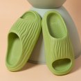 thumbnail image 1 of Zapatillas de playa antideslizantes para hombre, zapatos planos plisados de Eva, a la moda, para exteriores, interiores y el hogar, suaves y frescos, 2023, 1 of 4