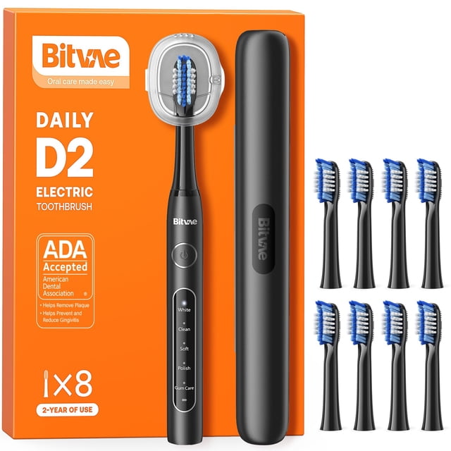 cepillo de dientes eléctrico bitvae d2 ultrasónico para adultos y niños, vista frontal centrada del mango negro delgado con botones verticales que indican modos (White, Clean, Soft, Polish, Gum Care), cabezal con cerdas firmes en el centro y cerdas suaves en los bordes, estuche de viaje tubular negro a la derecha y ocho cabezales de repuesto alineados; caja naranja con logo Bitvae y sello ADA visible al fondo, fondo blanco. Suele usarse también como estuche de viaje para guardar el cepillo y cabezales.
