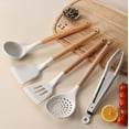 thumbnail image 5 of Ensemble de Cuisson en silicone Beige de 5 Pcs - Batterie de Cuisine Antiadhésive et Résistante à la Chaleur - Batterie de Cuisine avec Poignée en Bois - avec Contenant de Rangement, 5 of 5