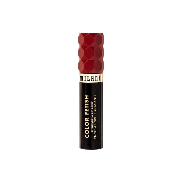 Tinta de labios Milani Color Fetish Hydrating Lip Stain 150 That's Fire 5 ml, envase cilíndrico negro con tapa roja facetada, aplicador de punta precisa para maquillaje de labios hidratante con ácido hialurónico y duración hasta 8 horas, acabado semi-mate cómodo.