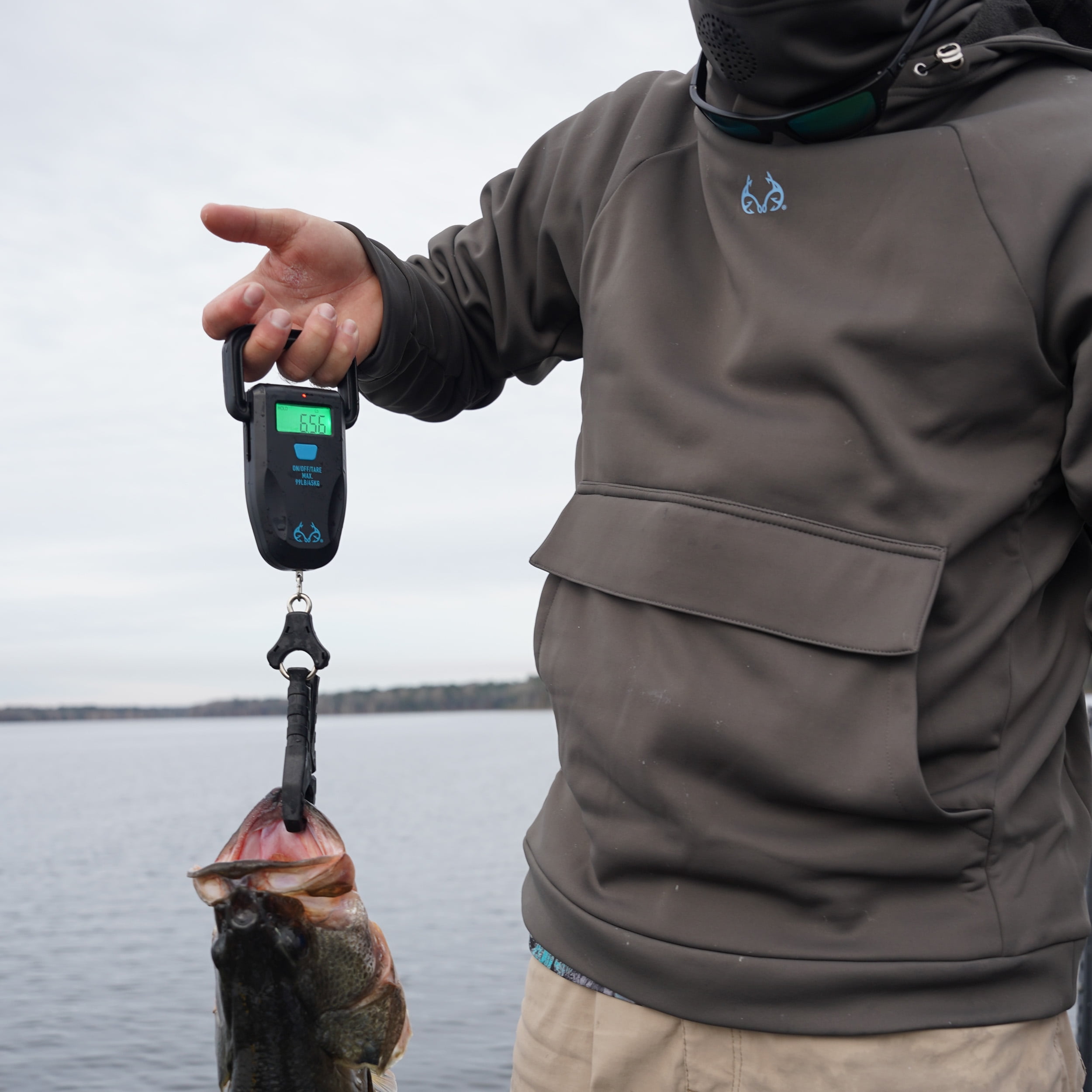 Realtree Fishing Digital Scale 99 lb. Capacity with Lip Gripper and LCD Display