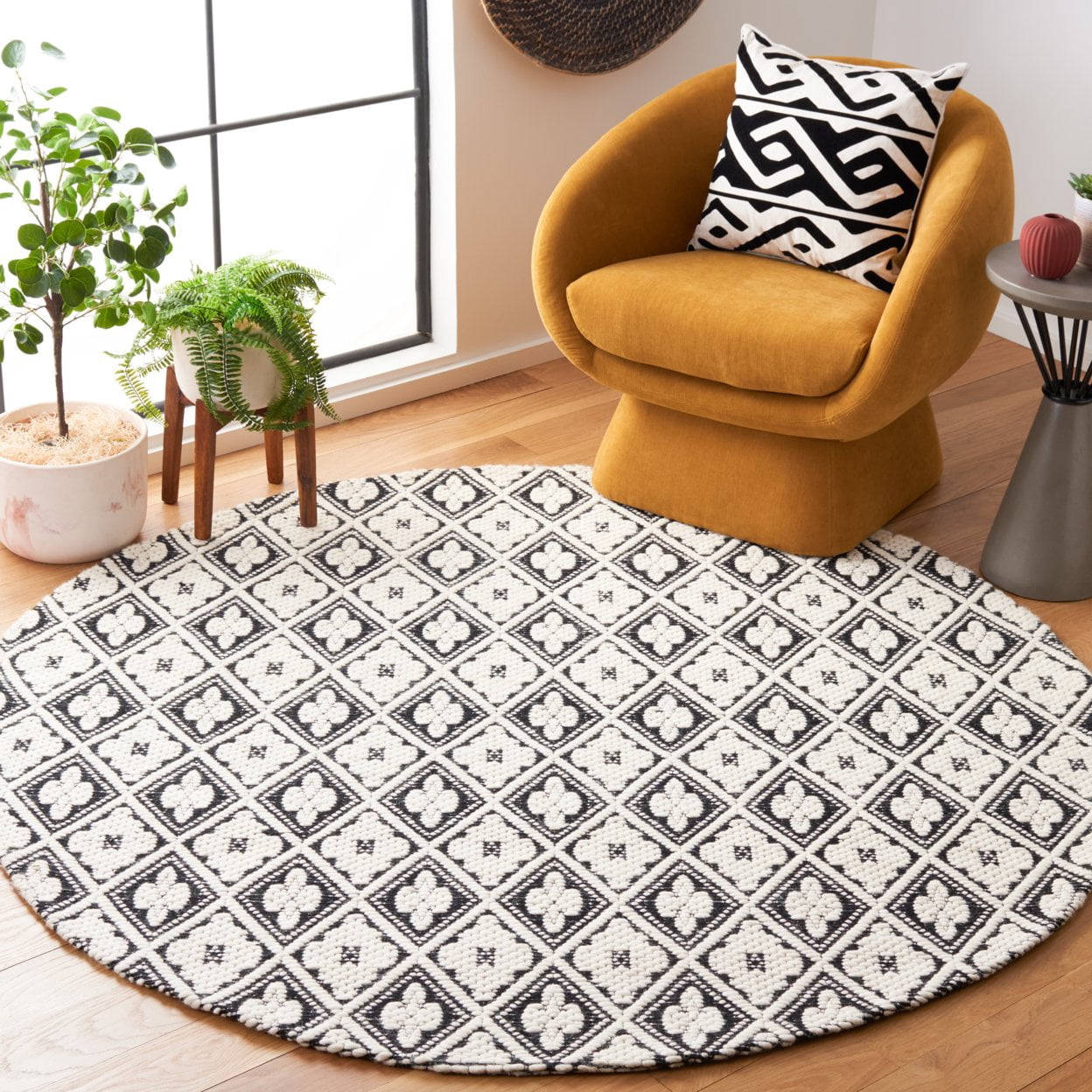 SAFAVIEH Marbella Rosario Geometric Area Rug, Black/Ivory, 6' x 6' Round