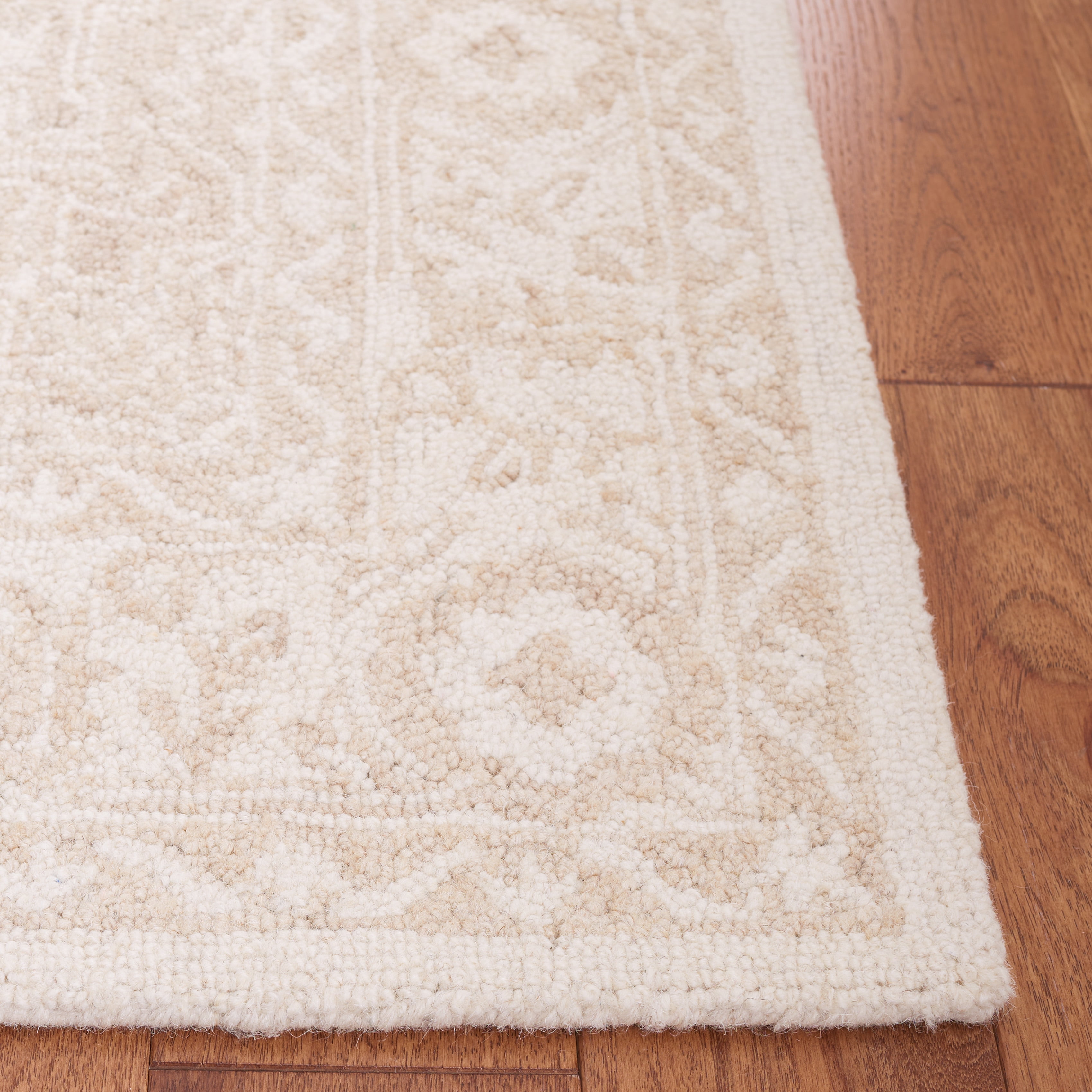 SAFAVIEH Metro Carrissa Medallion Area Rug, Beige/Ivory, 5' x 8'