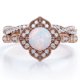 thumbnail image 1 of JeenMata Anillo Nupcial con Diseño de Flores Milgrain Estilo Art Déco de 1,5 Quilates con Pavé Cruzado de Moissanita y Ópalo Arcoíris en Forma Redonda Engastado en Oro Rosa de 18 K sobre Plata, 1 of 6