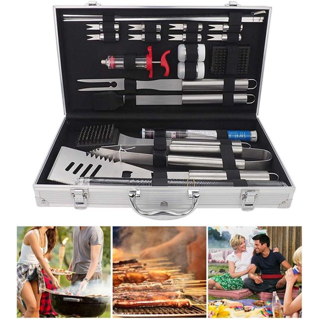 kit de barbacoa con tapete para barbacoa, 23 piezas de accesorios para barbacoa en maletín de aluminio abierto, vista frontal con espátula grande, pinzas largas, tenedor y brochetas de acero inoxidable, mangos tipo bambú con lazos de gamuza y cepillo para parrilla sujetos por correas; pensado para exteriores, camping y picnic, y a menudo usado para transportar y servir utensilios en reuniones al aire libre.