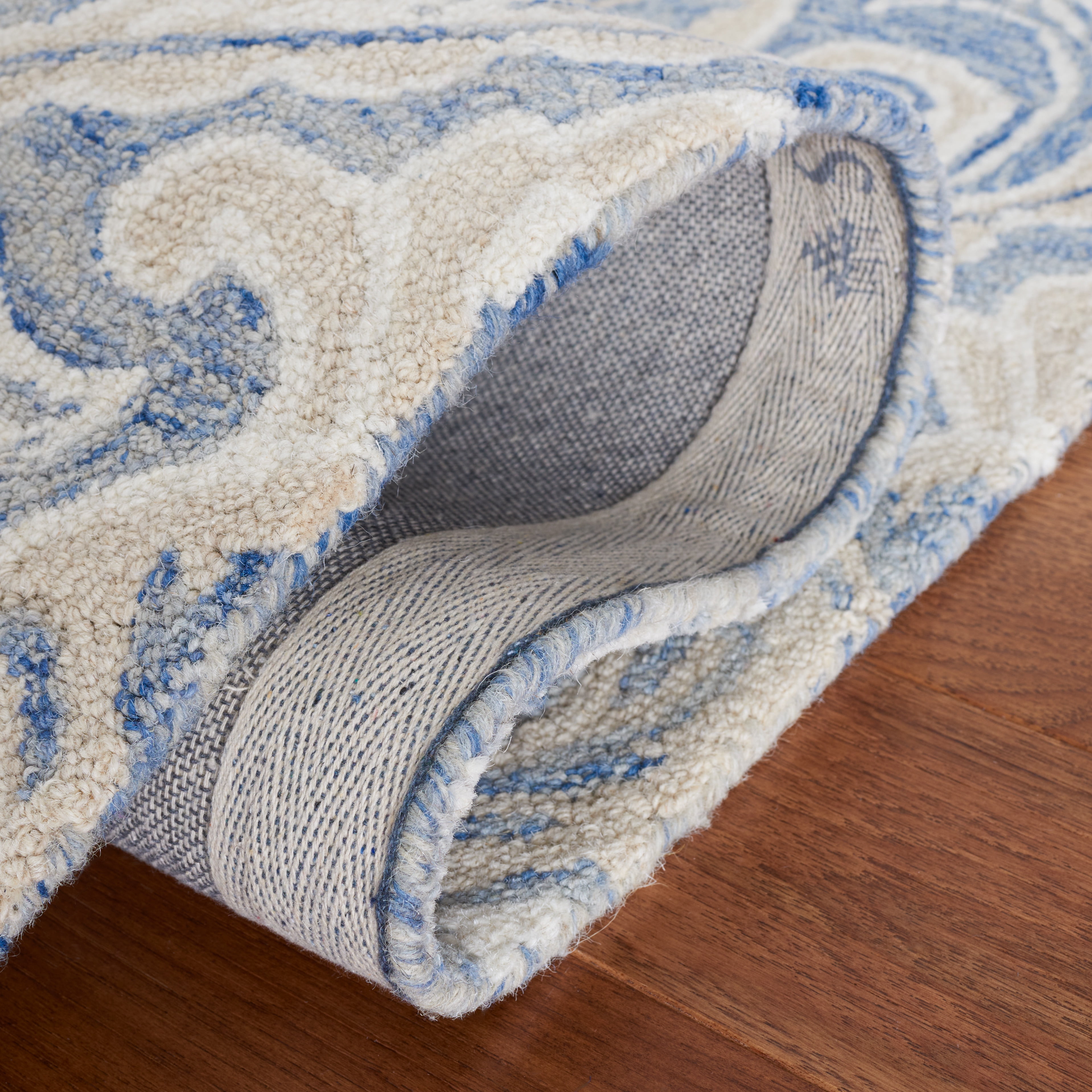 SAFAVIEH Micro-Loop Cornelius Floral Area Rug, Blue/Ivory, 5' x 5' Round