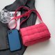 thumbnail image 3 of Bolso Bandolera Bolso de hombro casual para mujer Bolso de embrague de moda con almohada acolchada simple (rosa roja) Tmvgtek Para Estrenar, 3 of 9