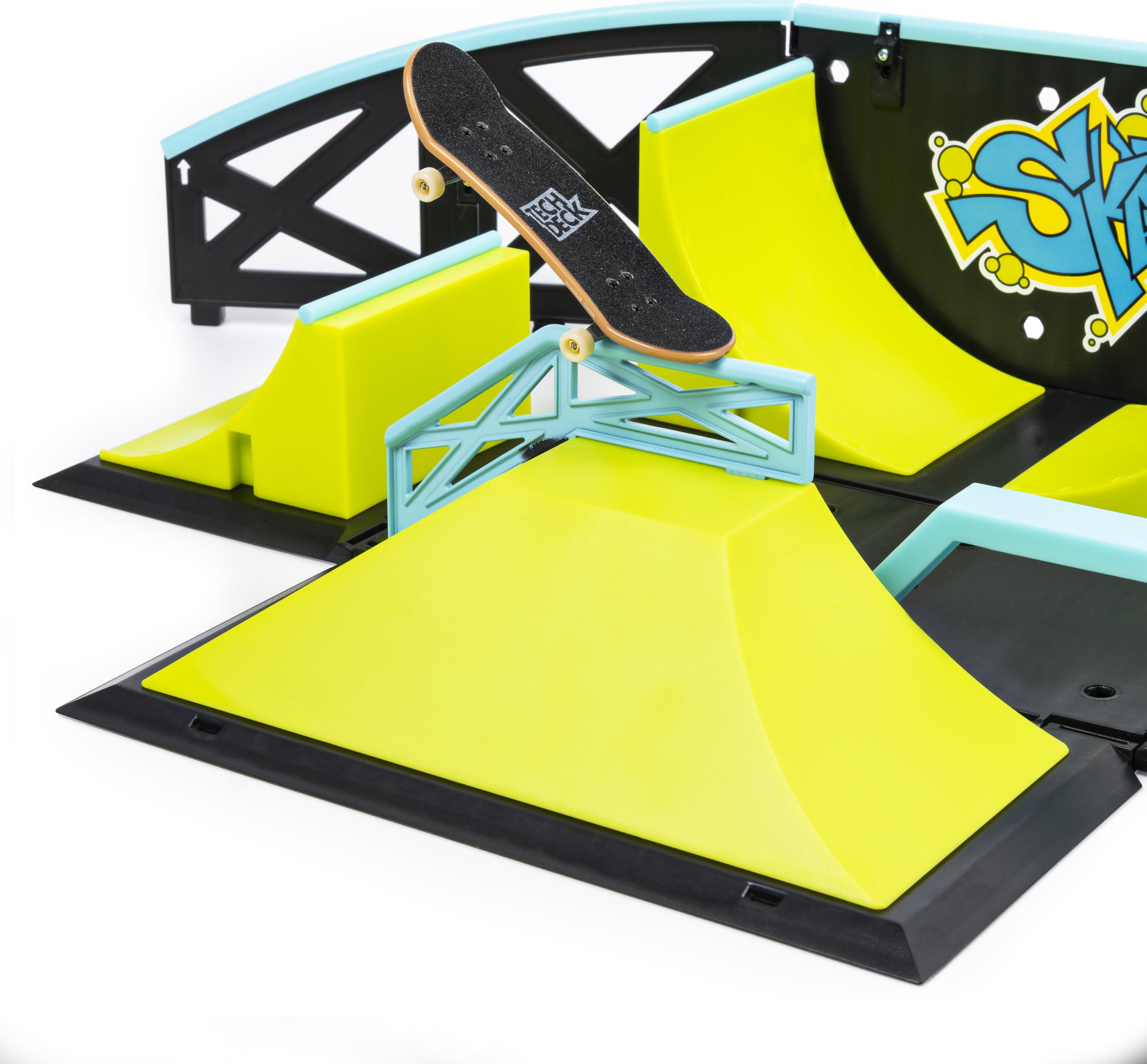 Transforming SK8 Container with Ramp Set and Skateboard 