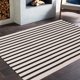 thumbnail image 4 of Alfombra LEEVAN a rayas blancas y negras de 90 x 150 cm para exteriores, 4 of 8