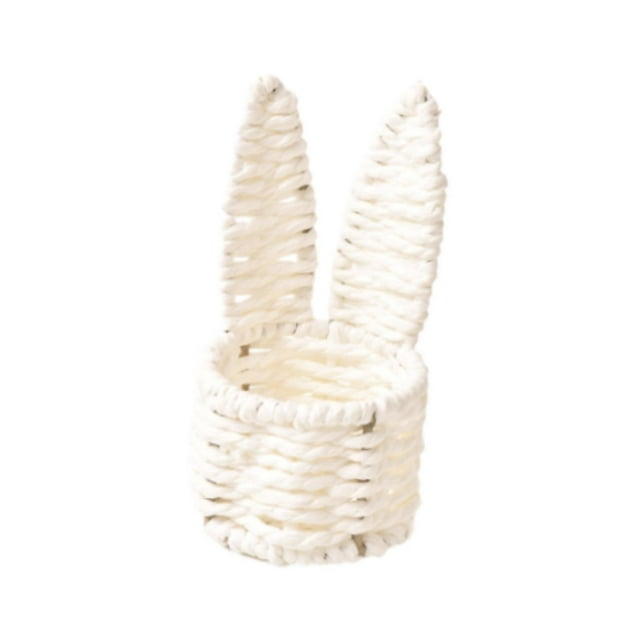 Cesta de mimbre artesanal para organizar frutas en la encimera de la cocina. blanco