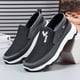 thumbnail image 1 of Zapatos casuales de malla de verano para hombre, sin cordones, antideslizantes, resistentes al desgaste, cómodos, transpirables, para personas de mediana edad y mayores, 1 of 5