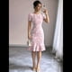 thumbnail image 5 of Vestido Midi de Jacquard con Mangas Abullonadas y Cuello Redondo, Estampado Floral, Ajustado, con Volantes, Estilo Sirena, para Cóctel. Rosa XL, 5 of 6