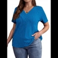 thumbnail image 2 of Camisa Informal de Corta con Cuello en V Cruzado, Color Liso, con Perforaciones y Diseño Cepillado para Mujer, Talla Grande Azul XXXL, 2 of 7