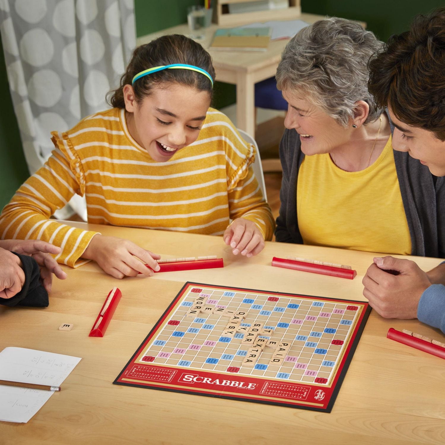 Scrabble Board Game, The Classic Crossword Game, Family Board Games for Adults and Kids, Word Games for 2-4 Players, Ages 8 and Up - French Version