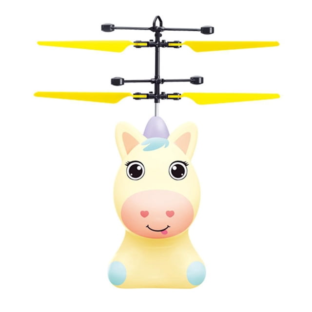 pony de dibujos animados, juguete volador, control de mano, pony drone con luz led, juguetes de hadas voladoras para niños, regalo para niños y niñas — vista frontal centrada de drone en forma de pony de plástico (aprox. 18 x 14 cm, 75 g) con hélices dobles superiores amarillas, pequeño cuerno tipo unicornio y ojos impresos grandes; cuerpo amarillo con detalles azul claro en patas y melena sobre fondo blanco. A menudo usado como juguete interactivo para juegos de interior que favorecen la coordinación mano‑ojo.