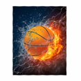 thumbnail image 1 of Manta QH de forro polar de poliéster con estampado de baloncesto de 58 x 80 cm, 1 of 5