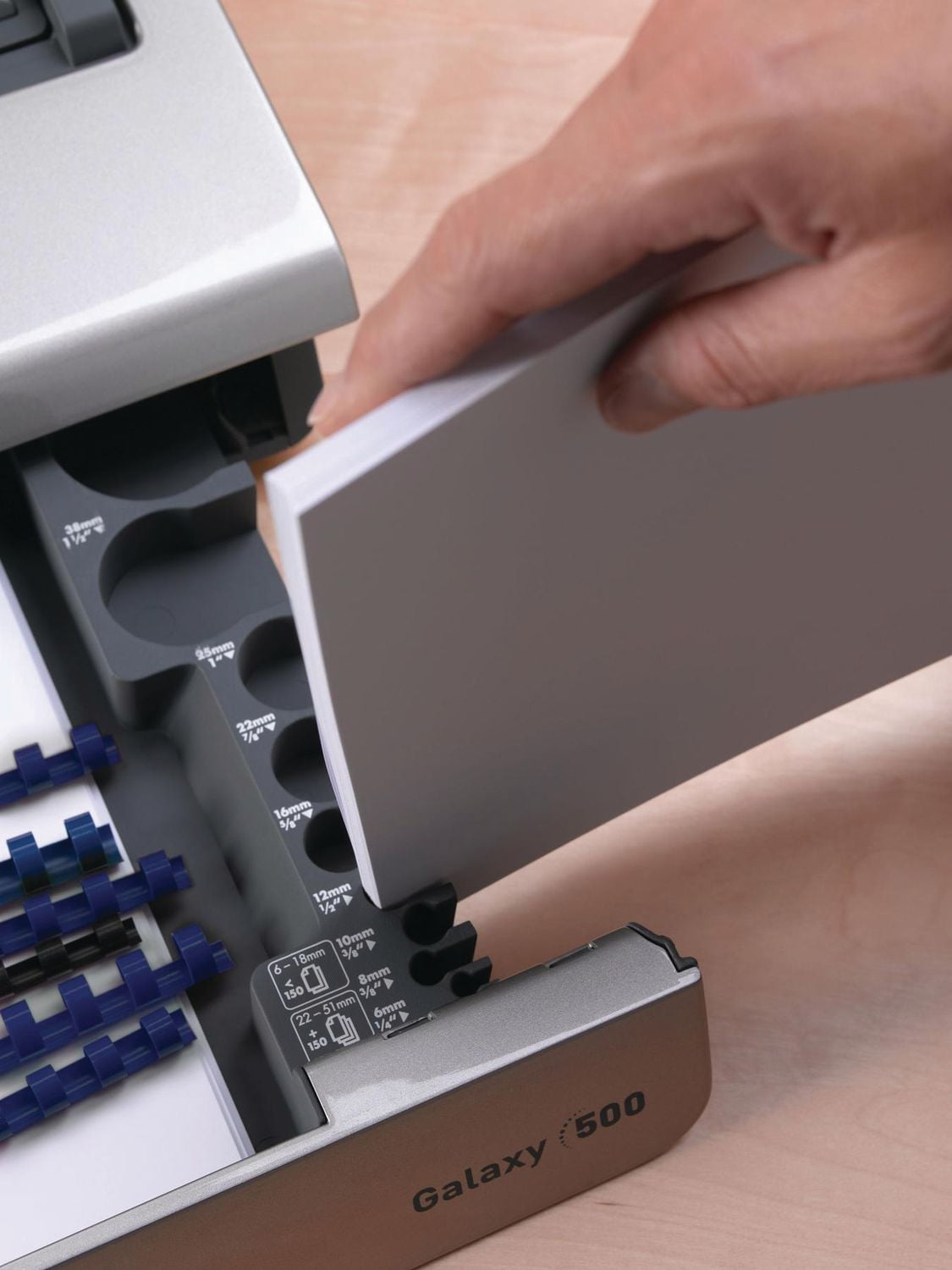 Galaxy™ E 500 Perforelieuse électrique avec kit de démarrage