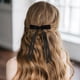 thumbnail image 2 of Pinzas para el pelo con lazo y borla: poliéster, cola larga y antideslizantes. Accesorios elegantes para mujeres y niñas con cabello grueso, 2 of 6