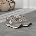 thumbnail image 2 of Sneaker New Balance 515 V3 para mujer, gris pizarra, blanco y aluminio, 2 of 7