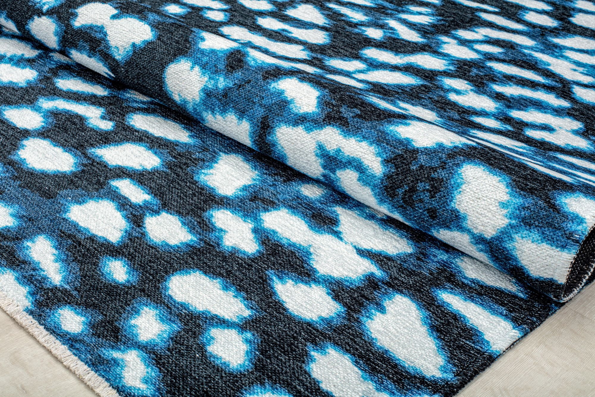 Isaac Mizrahi Serafina EO35A Soft Spot Geometric Contemporary Blue Area Rug, 2'7" x 4'