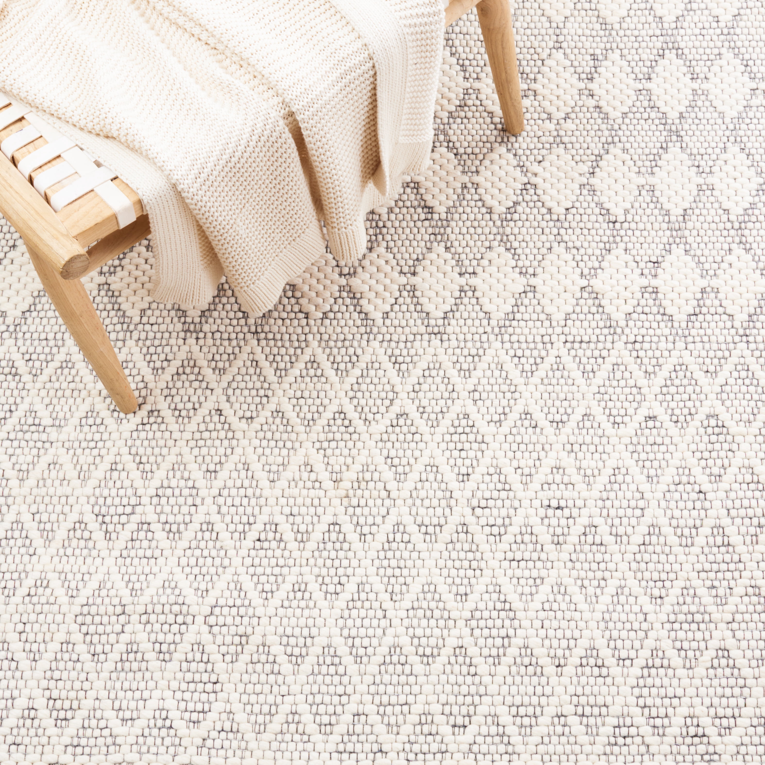 SAFAVIEH Marbella Raschelle Diamond Area Rug, Ivory, 4' x 6'