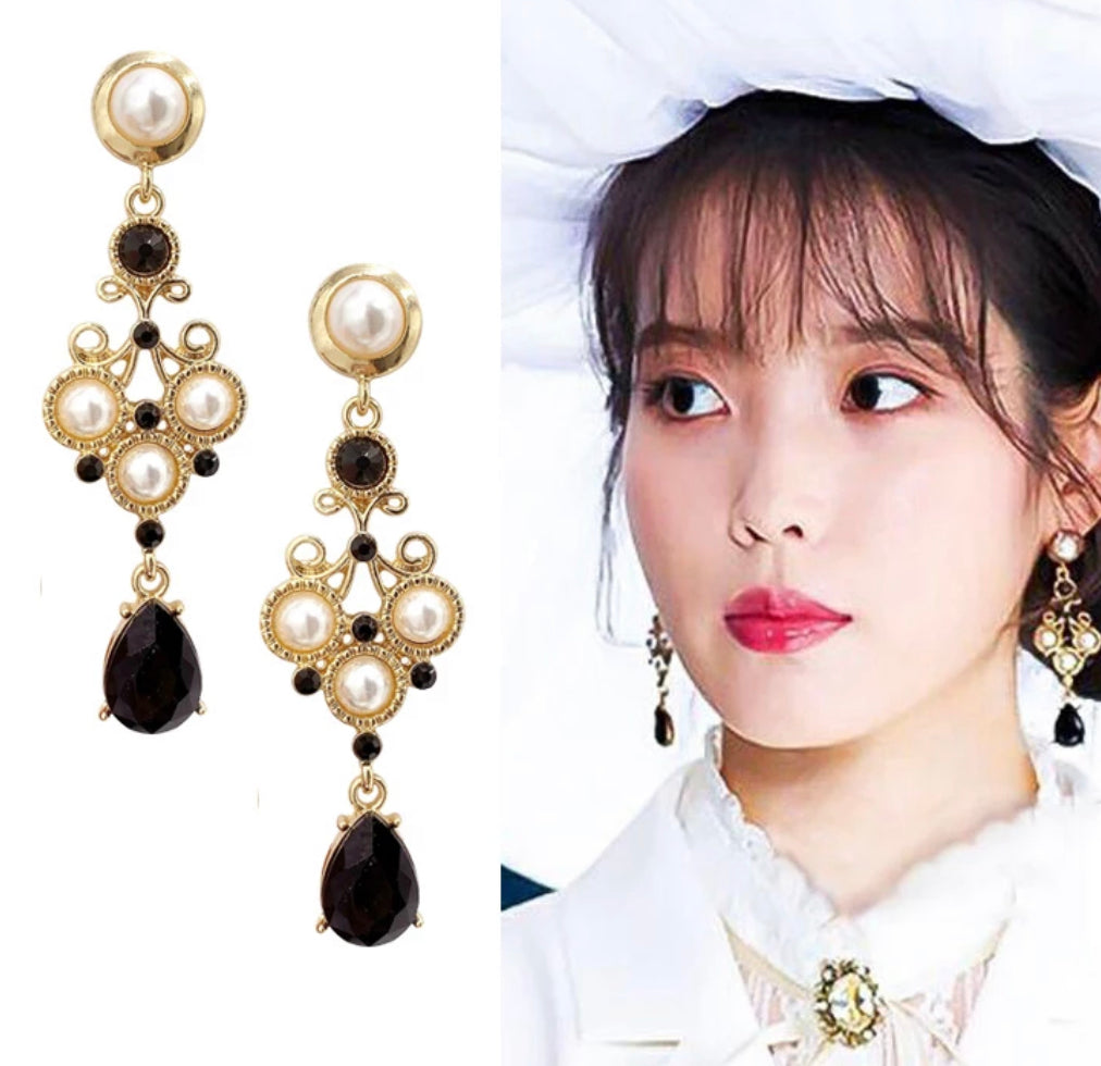 Vintage clip on goldpearl and black stone earrings