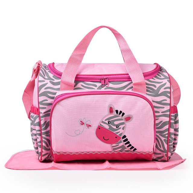 bolso de mamá de un solo hombro bordado de dibujos animados de moda, bolsa de pañales multifuncional y de gran capacidad para madre y bebé rosa. Vista frontal centrada de bolso hobo grande con cierre de cremallera, asas y correa ajustable; panel frontal con bordado de cebra y mariposa, laterales con estampado de cebra gris y base rosa; cambiador plegable visible y múltiples bolsillos externos, adecuado para pañales, biberones y accesorios.