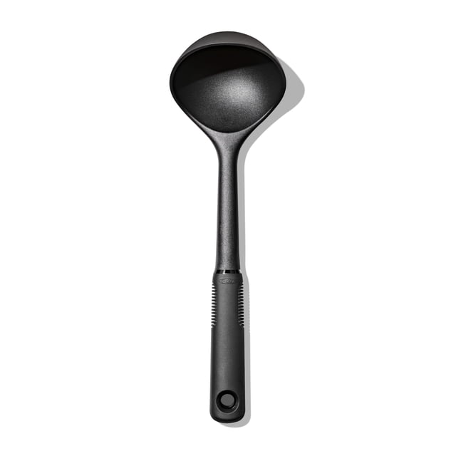 Cucharón OXO Good Grips de nailon negro para sopas, guisos y chiles