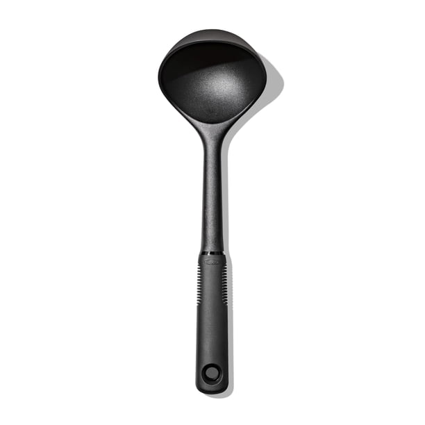 Cucharón OXO Good Grips de nailon negro para sopas, guisos y chiles