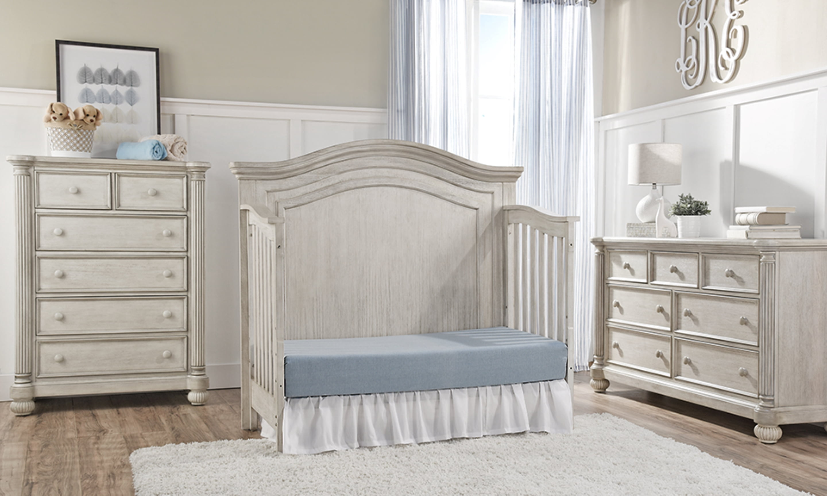 Kingsley Charleston 6 Drawer Chest in Weathered White