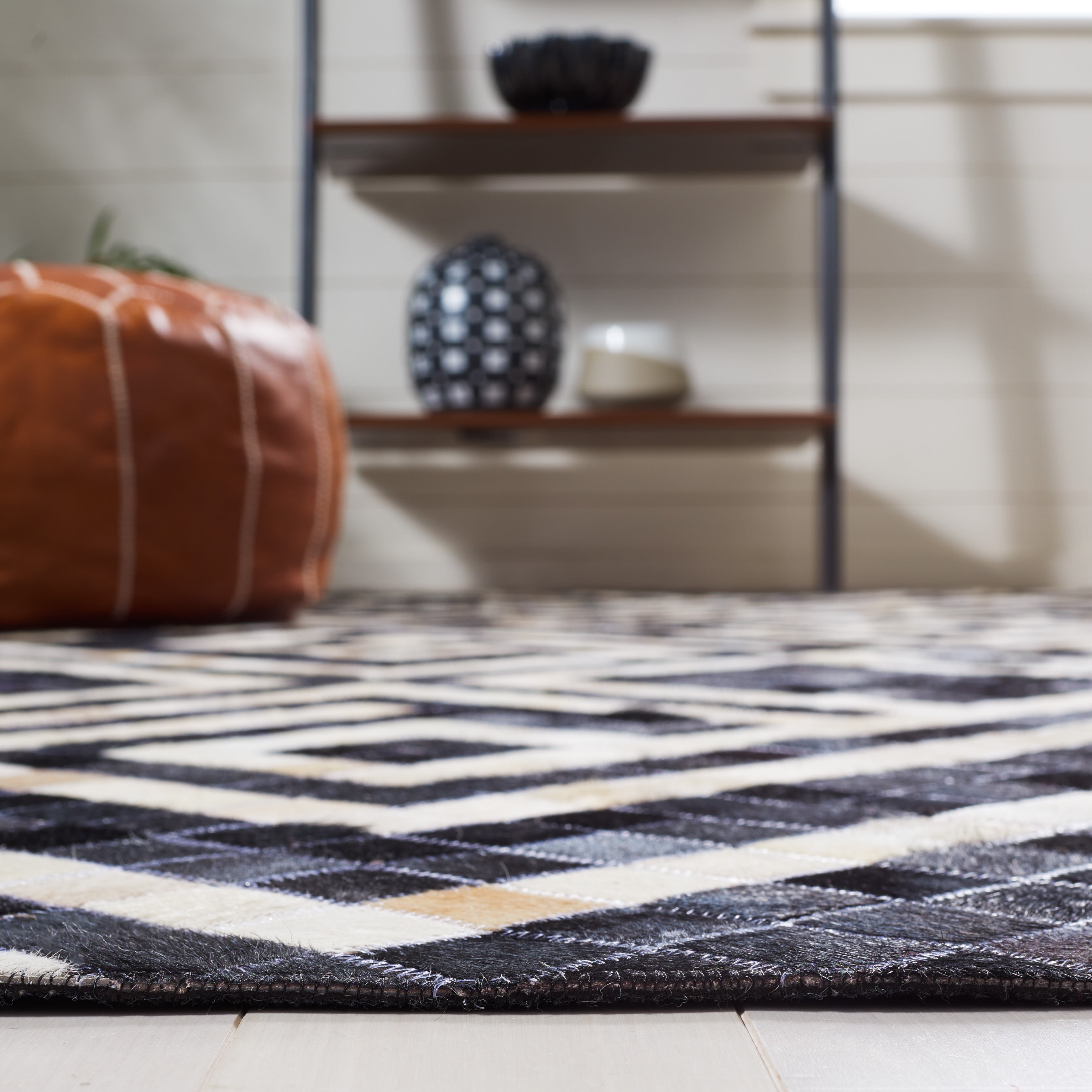 SAFAVIEH Studio Leather Ronnette Geometric Area Rug, Black/Ivory, 6' x 6' Round