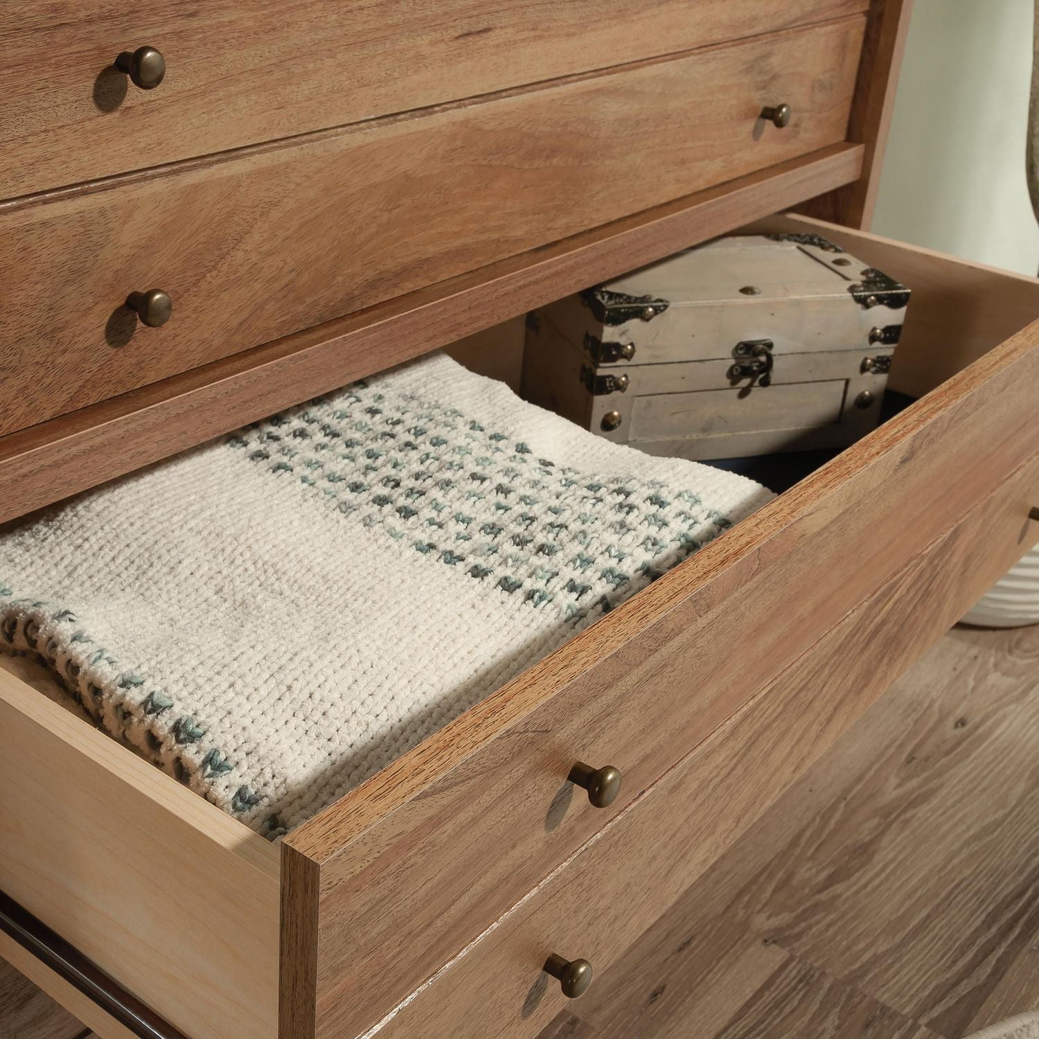 Sauder La Collection Barrister Lane Commode 3 Tiroirs en Finition Sindoori Mango