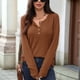 thumbnail image 5 of Blusas de Mujer, Corte Entallado, Cuello en V, Botones, Camisa Henley Color Caramelo L, 5 of 10