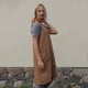 thumbnail image 4 of Delantal cuadrado tipo pechera para mujer, para cocinar, hornear y trabajar en la jardinería, vestido de mezcla de algodón y lino con espalda cruzada y 2 bolsillos, 4 of 7