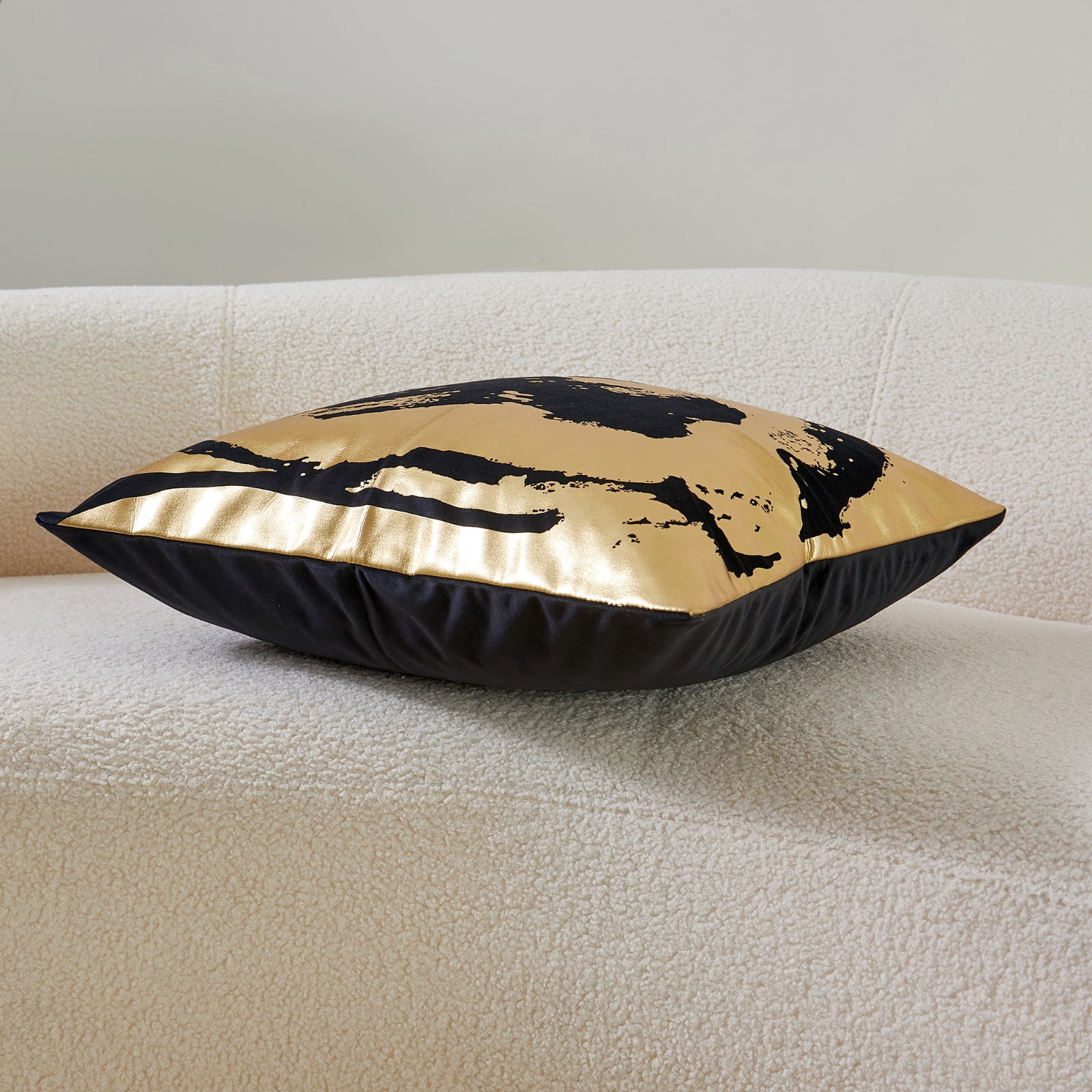 THE-TINOART Modern Luxury Abstract Velvet Throw Pillow Cover 22x22 Inch Set of 1 Contemporary Foiled Black and Gold Decorative Couch Pillow Case for Sofa Cushion Living Room Bedroom