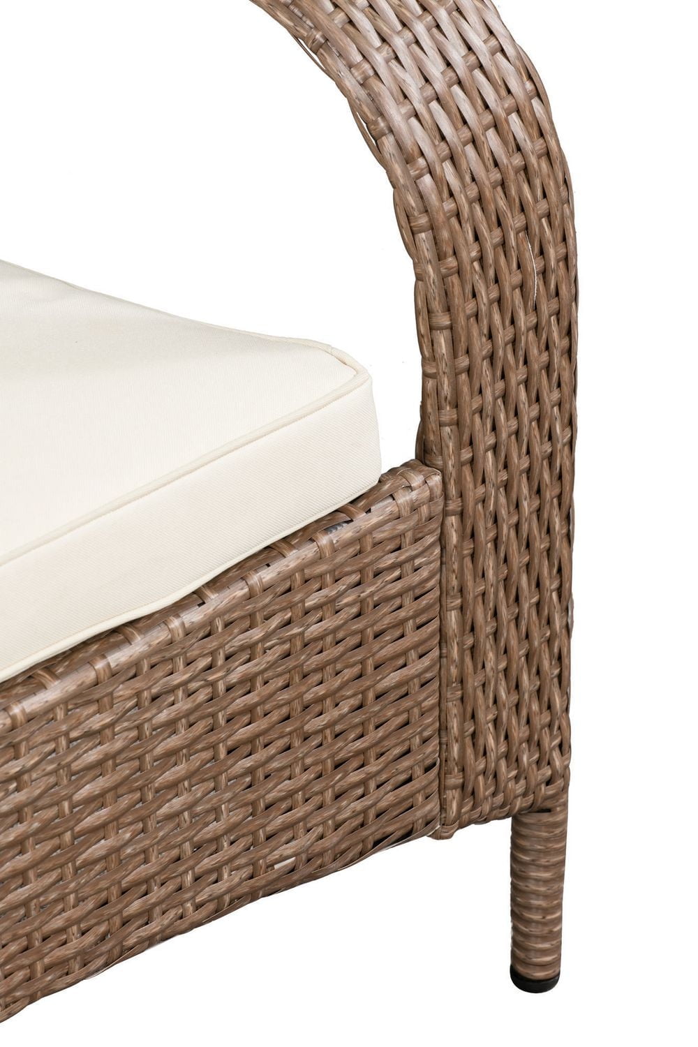 Confortable fauteuil haut Muskoka de Patioflare en osier - osier brun caramel et coussins beiges