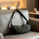 thumbnail image 5 of Bolso bandolera de nailon de gran capacidad | Bolso plisado tipo dumpling para mujer | Bolso acolchado para el día a día, ideal para estudiantes y oficina, 5 of 7