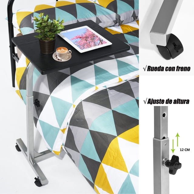 mesa auxiliar en forma de c ajustable en altura,negro Vista 3/4 de mesa auxiliar en forma de C color negro con tablero MDF (48×37 cm) y estructura metálica plateada regulable 67–79 cm. Base en U con ruedas negras bloqueables y perilla de ajuste; tablero con taza, planta y tablet; se desliza debajo del sofá o la cama para ahorro de espacio en sala o recámara. También apta para uso como mesa auxiliar móvil en hoteles o salas de reuniones.