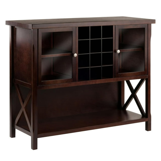 Winsome Buffet Xola en Fini cappuccino avec Panneaux Latéraux Style X, Deux Armoires à Portes en Verre Trempé avec Tablettes Amovibles, une Grille à Vin Amovible pour 12 Bouteilles et une Grand Tablette Inférieure Ouverte Convenant au Rangement Ou à l'Exposition en Cuisine.