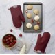 thumbnail image 2 of Juego de guantes de cocina KitchenAid Asteroid Boysenberry de algodón morado, 2 of 6