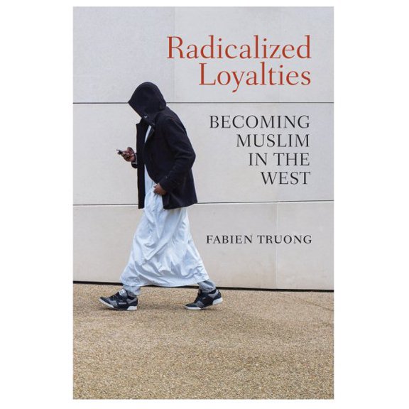 Pre-Owned Radicalized Loyalties: Becoming Muslim in the West (Paperback)
