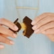 Carrés de chocolat noir au caramel et sel de mer de GHIRARDELLI – Sachet (151 g) Sachet (151 g) – image 3 sur 6