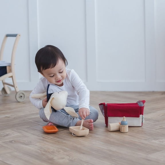 PlanToys® Baby Doll Feeding Set for Kids | Wooden Pretend Play Baby Care Accessories with Bag, Bottles, Bib, Spoon & Food Box | Montessori Toy for Toddlers | Eco-Friendly Doll Accessory Kit
