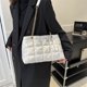 thumbnail image 1 of Bolso de hombro con decoración de cadena para mujer, bolso de mano acolchado de invierno, bolsos de compras (blanco), 1 of 6