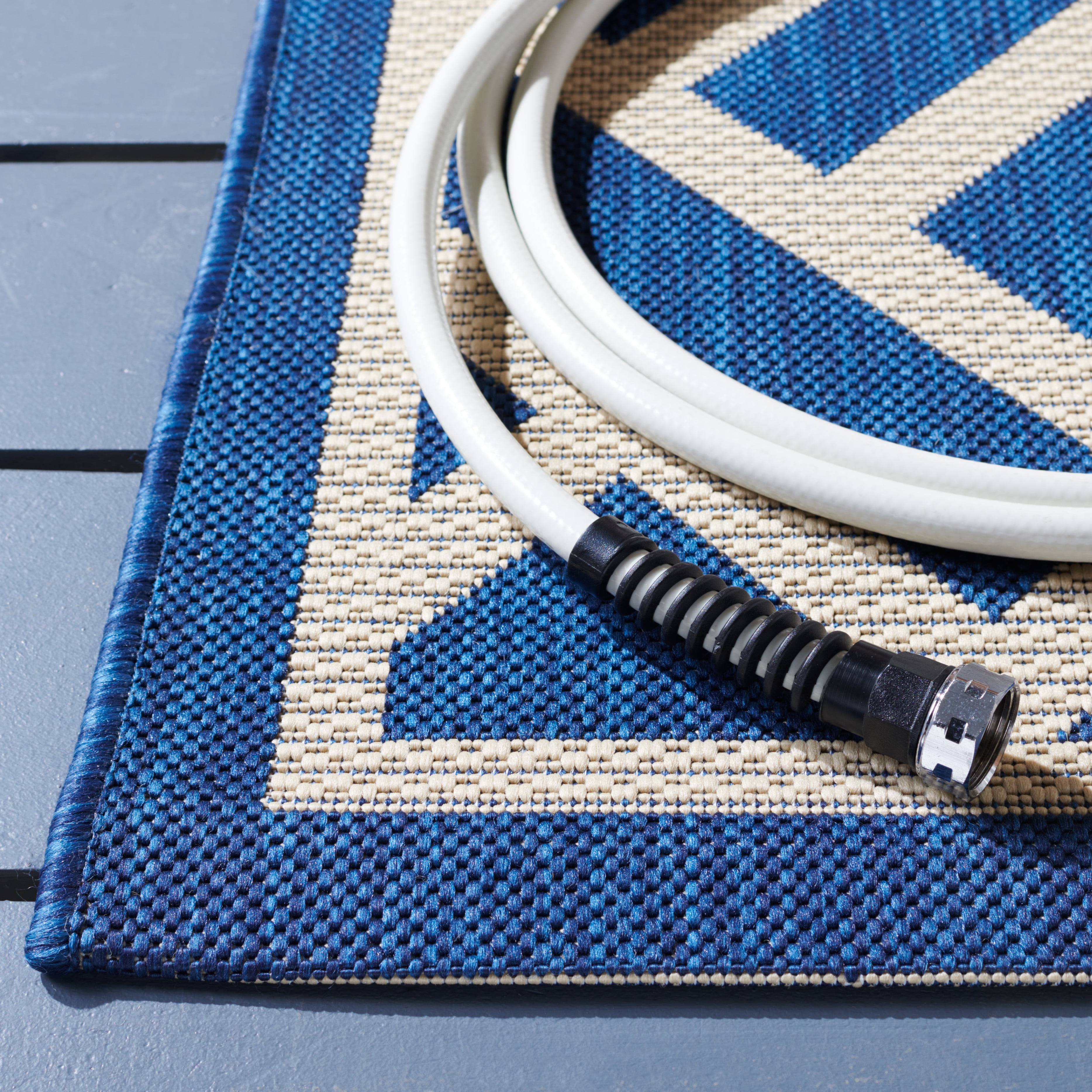 SAFAVIEH Courtyard Janey Bordered Indoor/Outdoor Area Rug, Navy/Light Beige, 9' x 12'