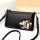 thumbnail image 2 of Elegante bolso bandolera de piel negra con bordado floral Bolso de hombro compacto y versátil para mujer Combinación de estilo y funcionalidad, 2 of 5