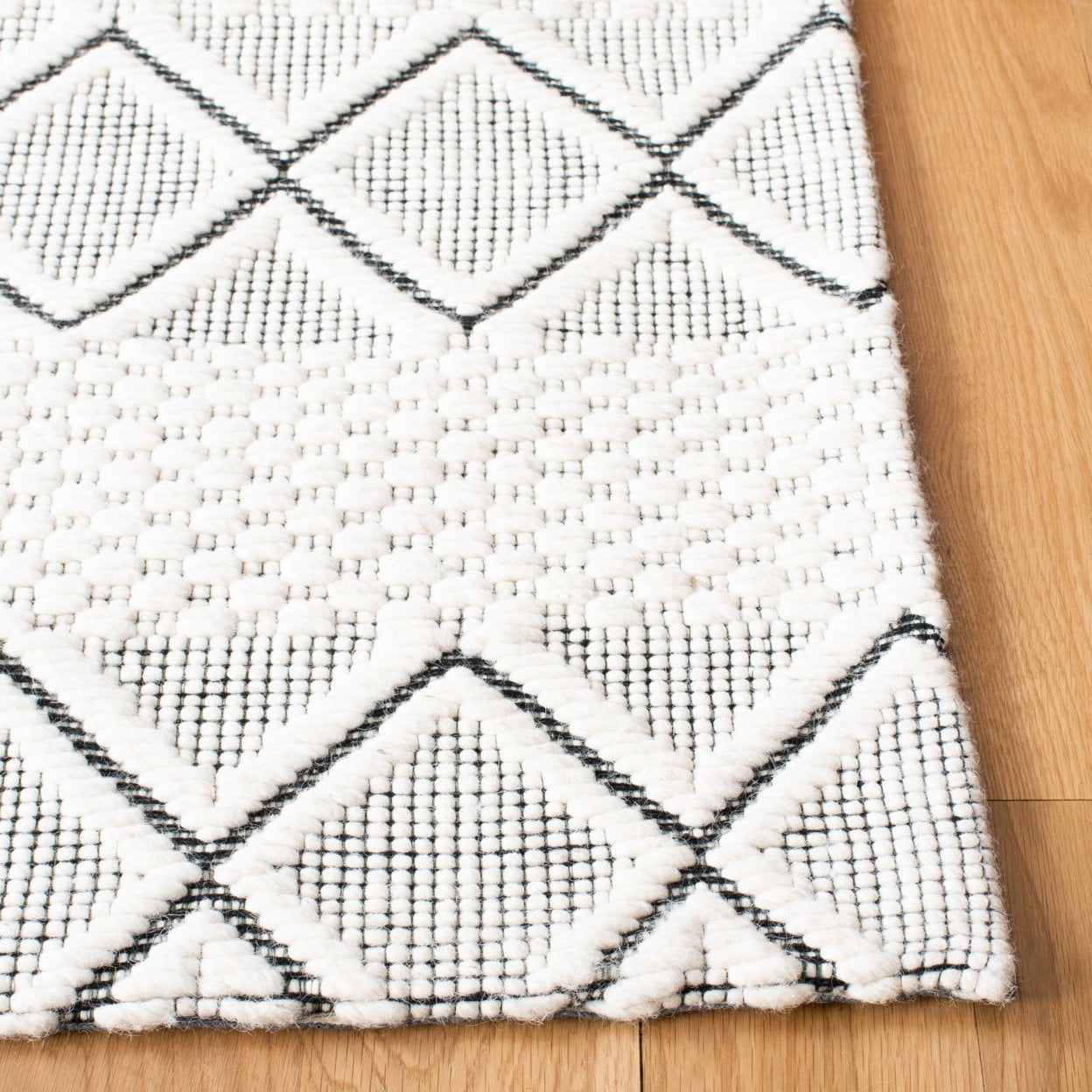 SAFAVIEH Marbella Ifrit Diamond Area Rug, Ivory/Black, 3' x 5'