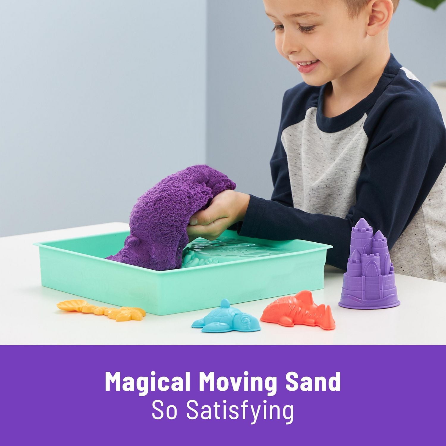 Kinetic Sand, Coffret Bac à sable, 454 g de sable violet, bac à sable, 4 moules et outils, jouets sensoriels pour les enfants à partir de 3 ans