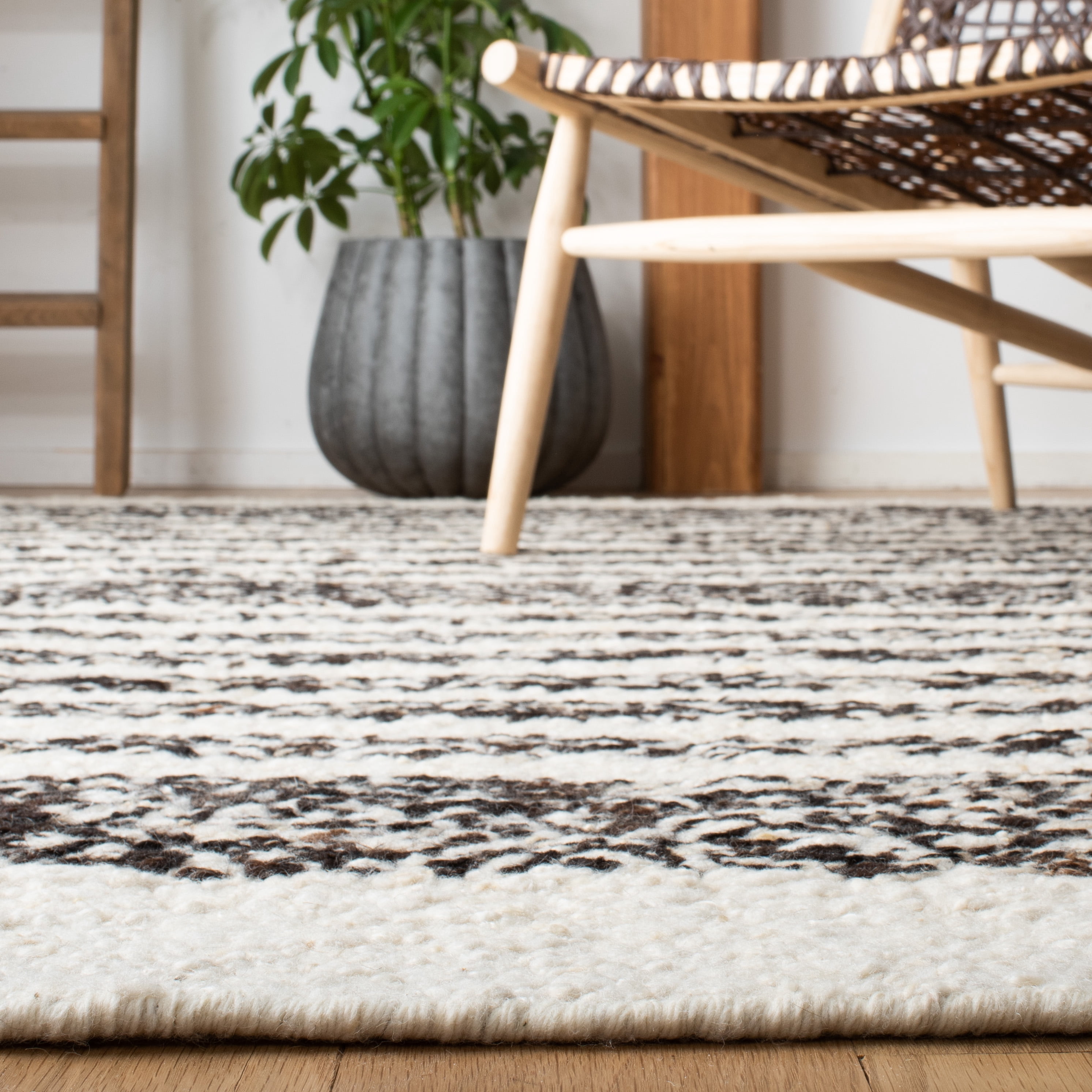 SAFAVIEH Natura SHASTA Geometric Striped Runner Rug, Black/Ivory, 2'3" x 8'